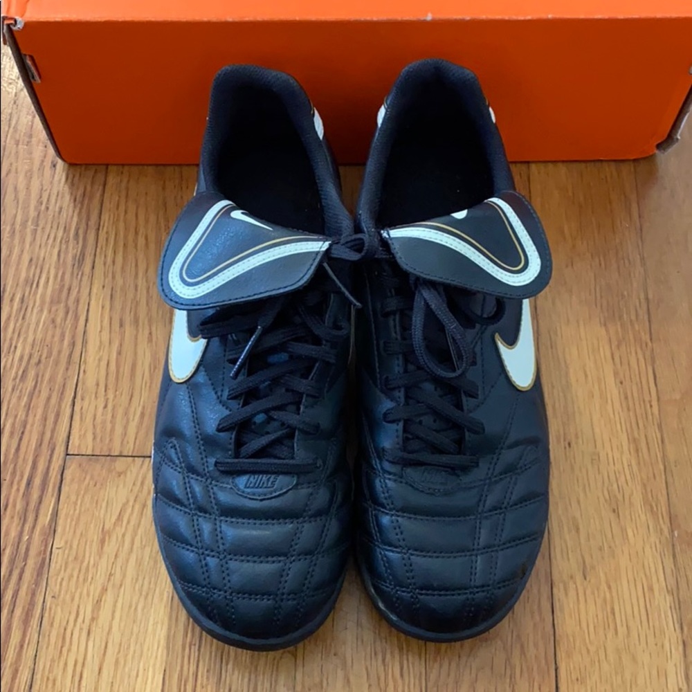 Nike Tempo Turf Shoe- Men’s 7.5 (fits like 7)